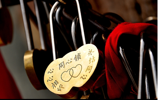 由上海外白渡桥“同心锁”现象看旅游景区同心锁及其他旅游纪念品的创意开发设计制作与营销