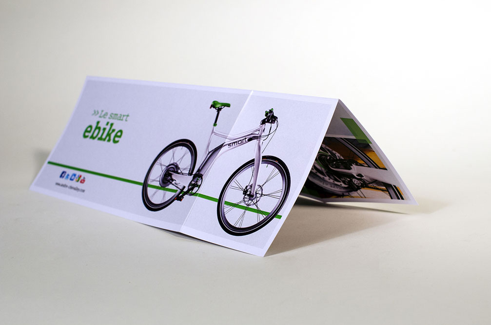 smart电动自行车品牌宣传折页设计实物图片拍摄-上海虔城设计公司为电动自行车行业提供设计服务